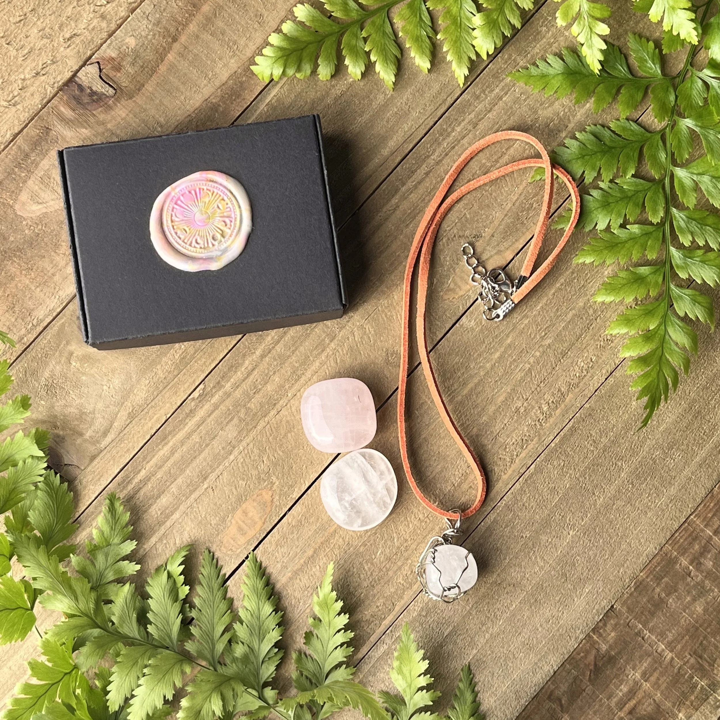 Quartz necklace with stones