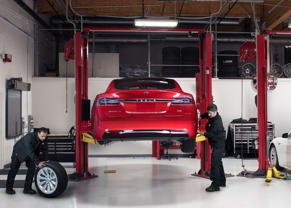 2120x920_service_tire_rotation_w_ppl.jpg