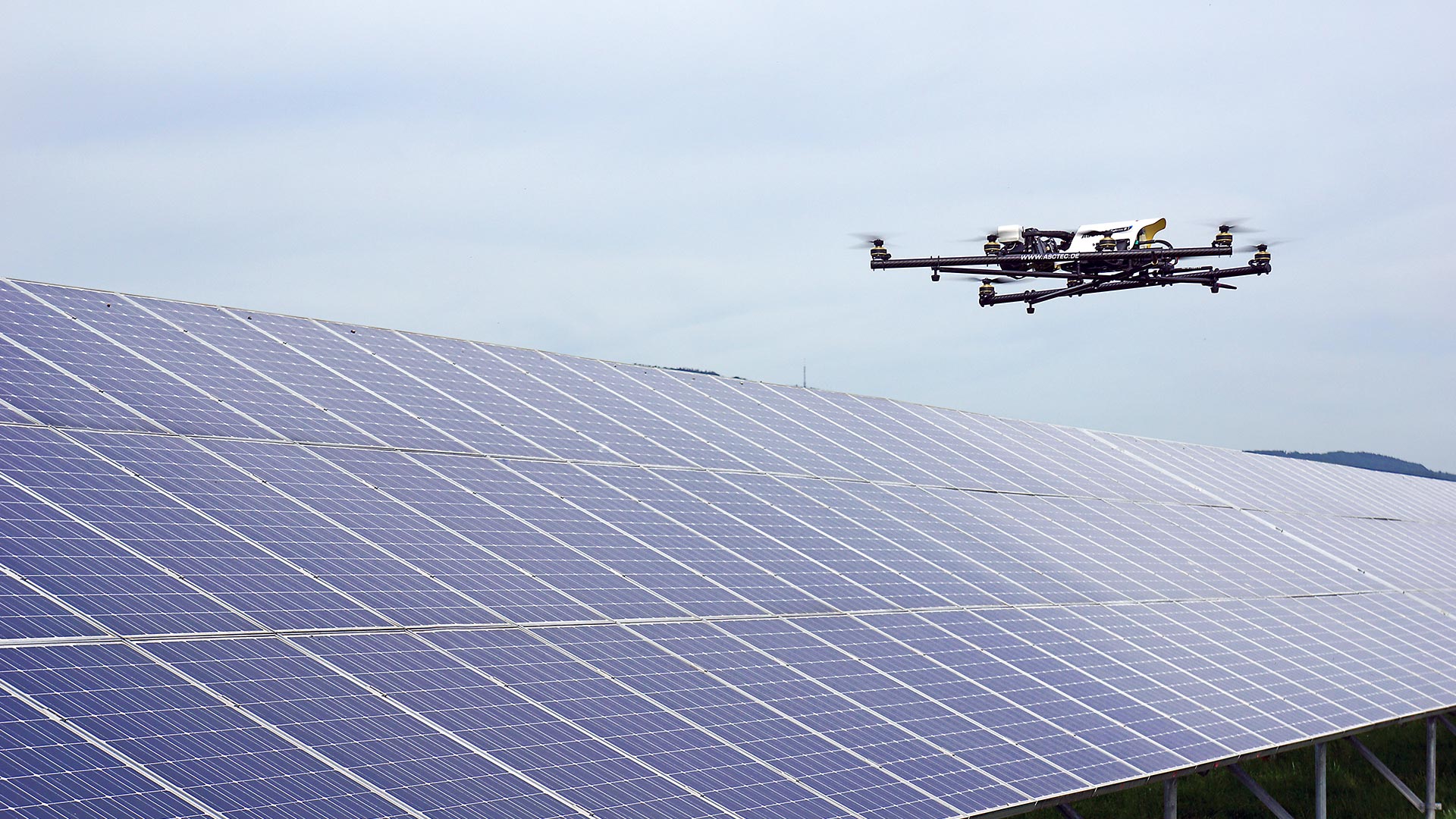 AscTec-falcon-8-inspection-safe-high-tech-drone-automation-thermal-solar-plant-photovoltaic.jpg