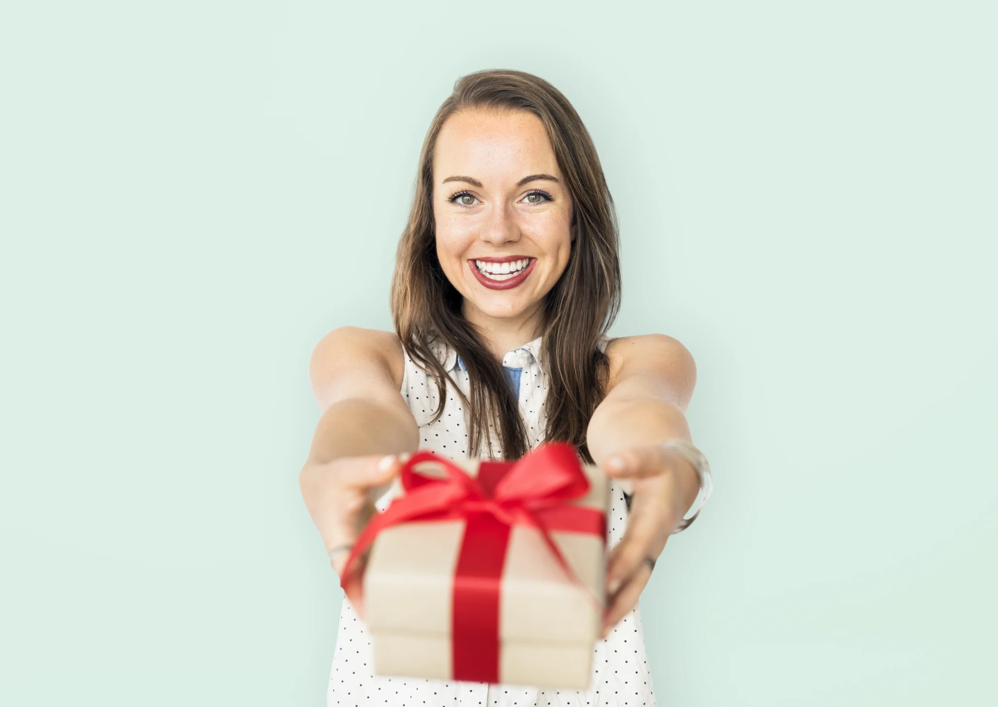 Дарим подарки. Подарок предпринимателю. Он не принял подарок. Дарение подарка картинка. Подарки на деловых переговорах.