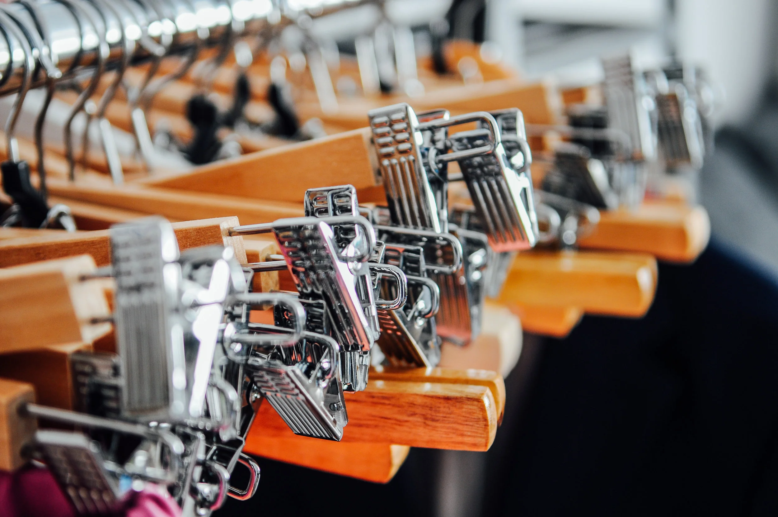hangers-metal-wood-clothes-80412.jpeg