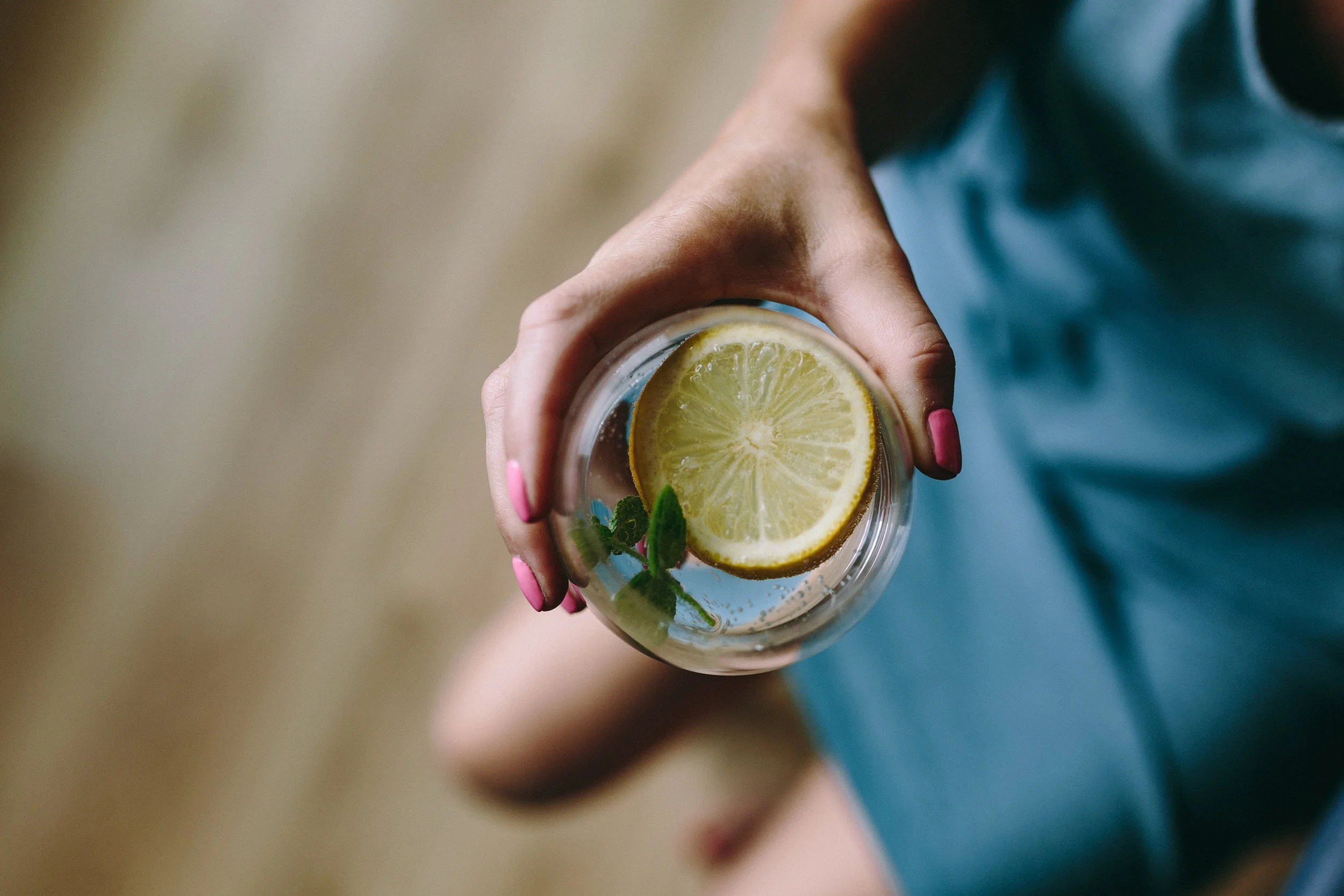 kaboompics_Closeup of lemon and mint with water.jpg