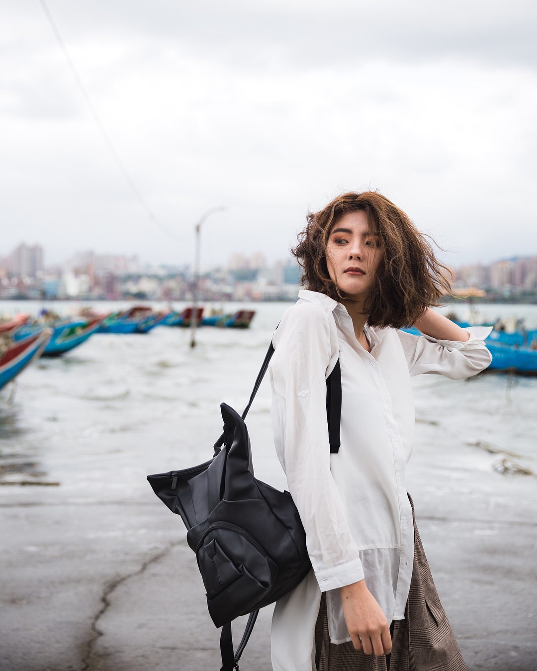 We’re constantly thinking of new ways to style the white shirt. @ sihyu pairs hers with a backpack and a checkered tailored pant. 