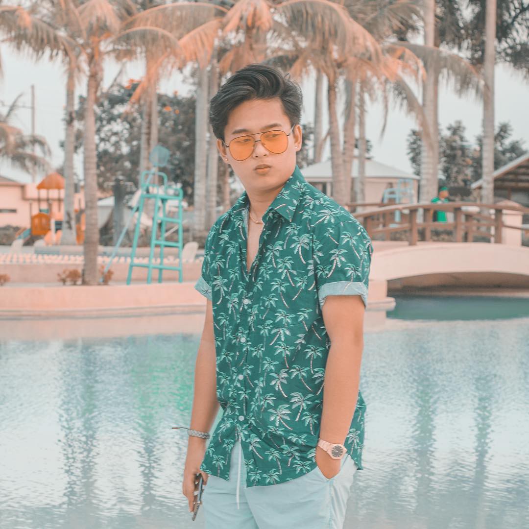  @almercason is making us green with envy with his palm-print shirt