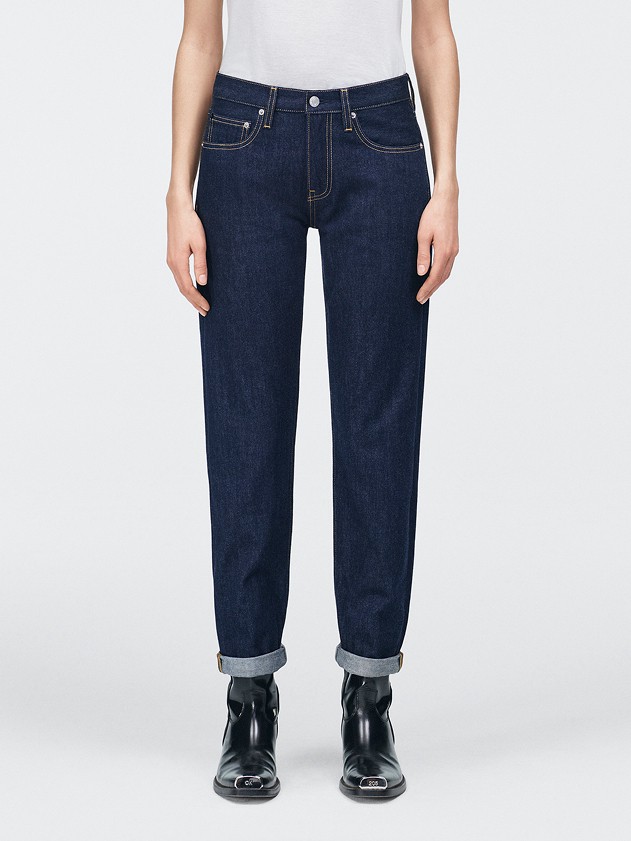 The BOY CJK 061 features a classic boy cut with a relaxed seat and slightly tapered legs for a balanced silhouette