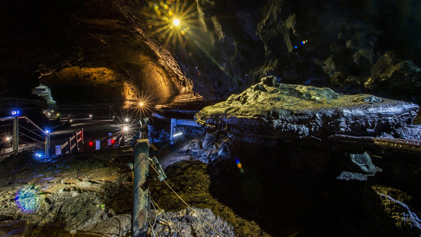 1522124790621239-manjanggul-cave.jpg