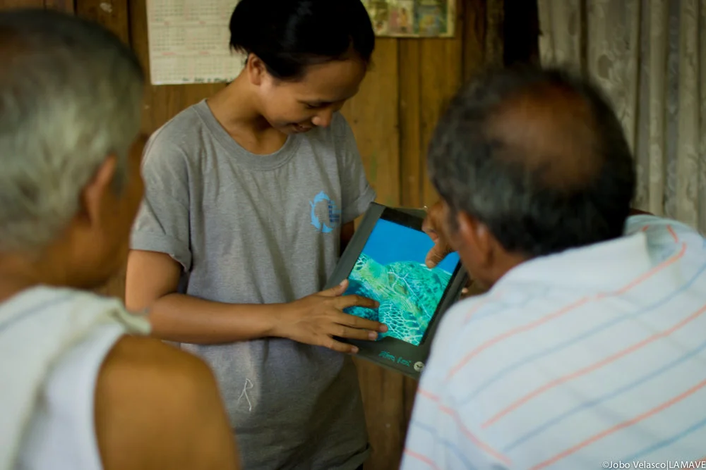 Tin showing local fishermen ho we can photo-ID turtles. 