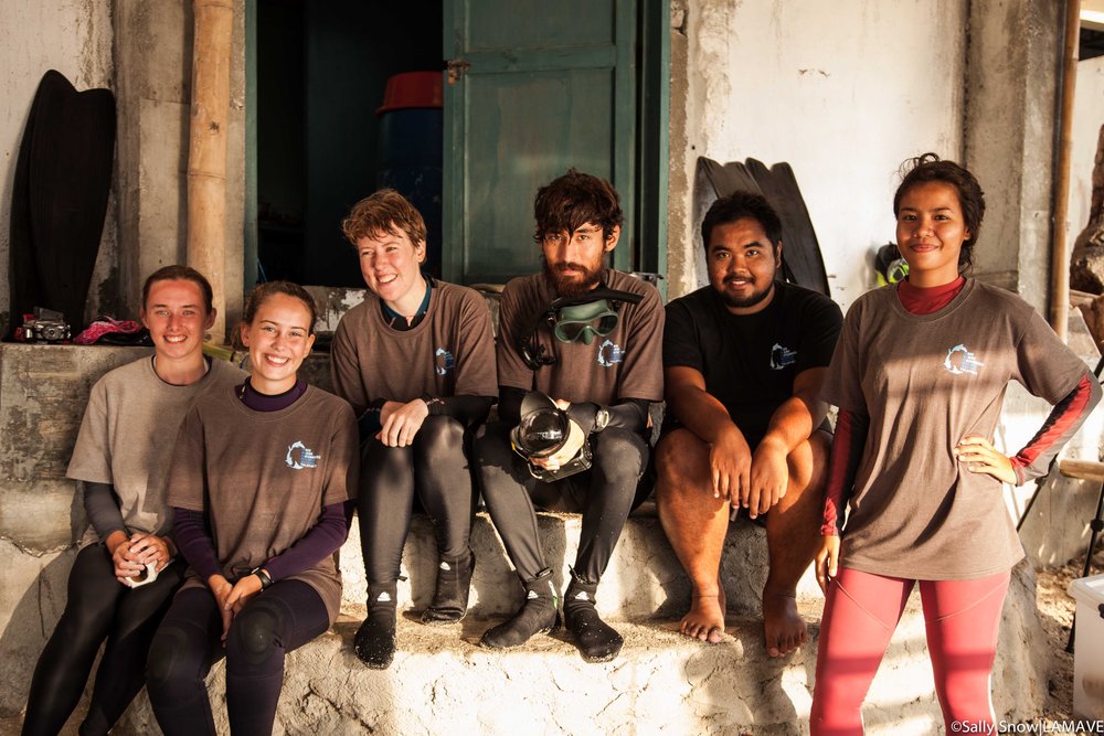  Sue (far right) with the apo island research team in 2018. 