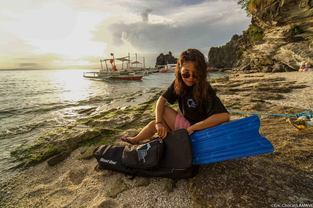  Packing away freediving fins in Apo Island. 