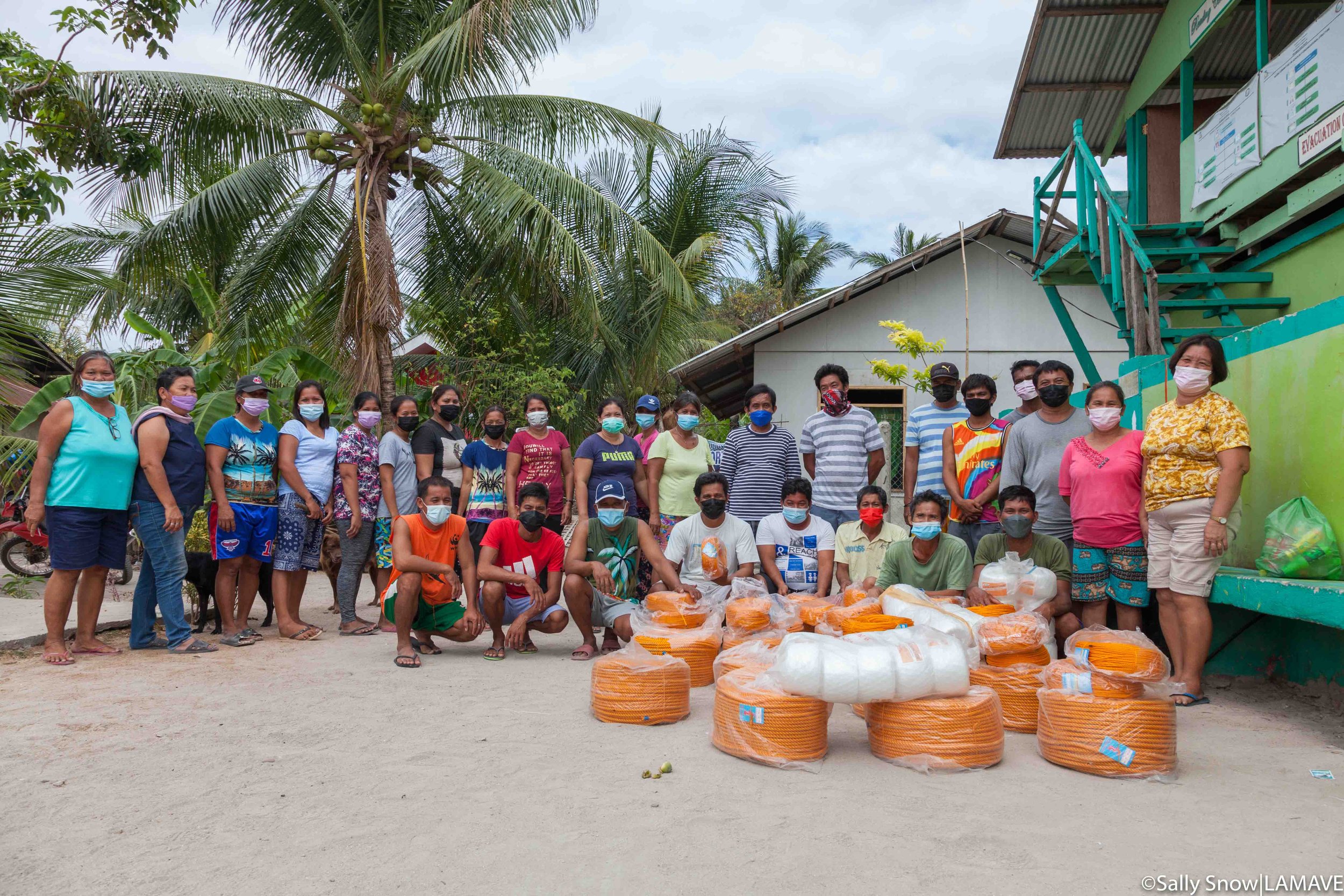 Seaweed farmers on Cagaycancillo receiving lubid