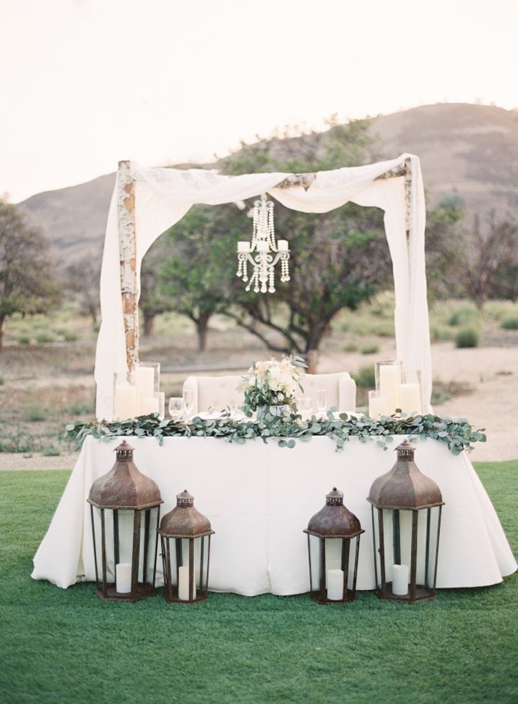 sweetheart-table-ideas-for-wedding-receptions-7-min.jpg