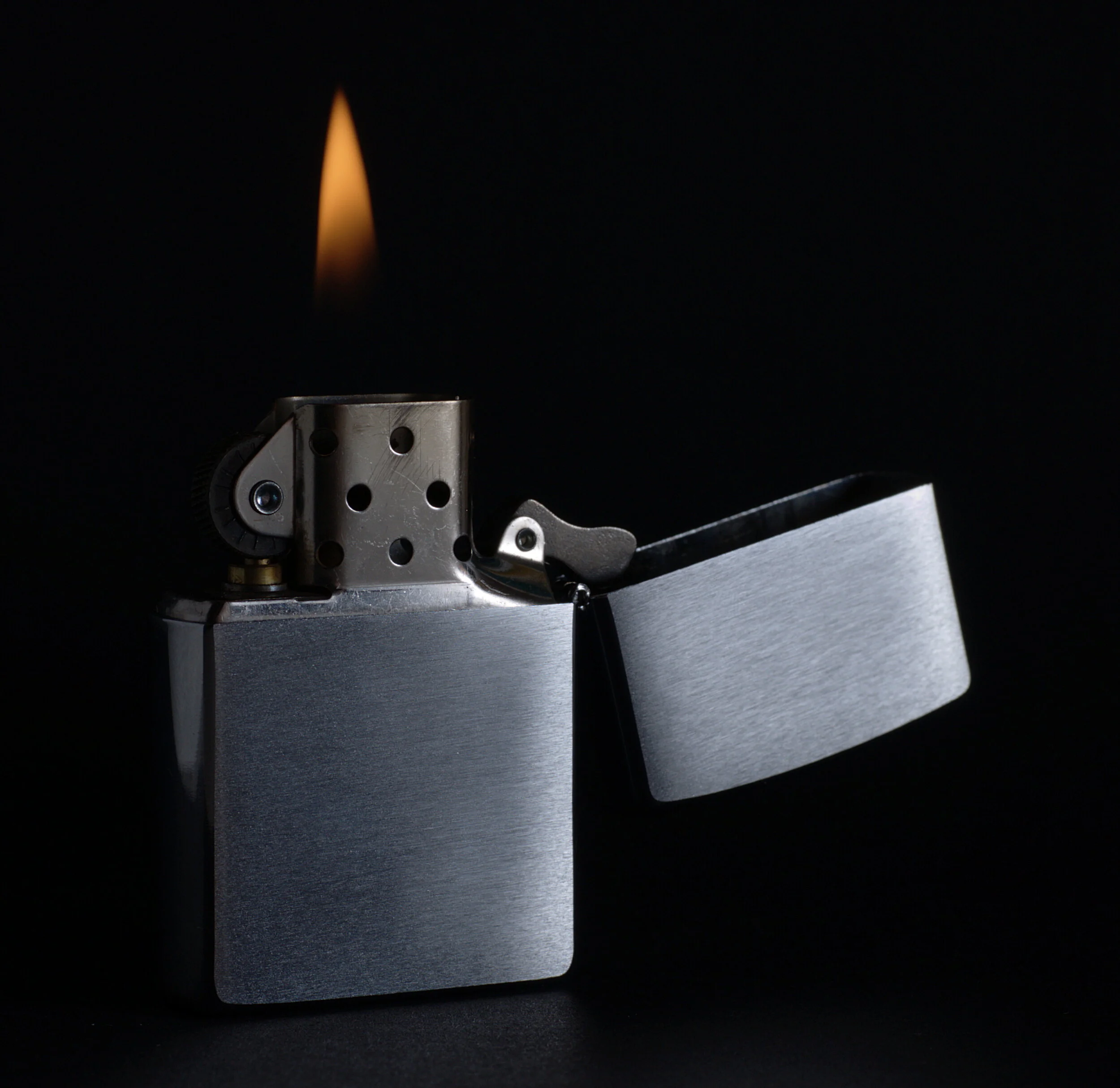 Zippo_burning_with_black_background.jpg