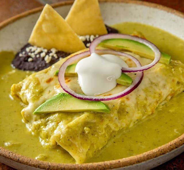 Enchiladas Verdes!! Traditional green enchiladas, avocado, red onion, black beans and your protein choice: chicken, grilled skirt steak or roasted veggies 🙌🏽 Order by phone and get a FREE beer at pick up!! #saturdayvibes #weekendvibes✌️ #mexicanfoo