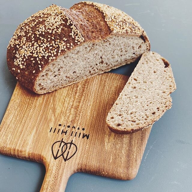 Lyle has become slightly sourdough obsessed. This sesame loaf is up there as one of his best bakes. Thanks to the teachings of @aranbakery and a loaf turner from Mill Hill Studio. ⭐️
