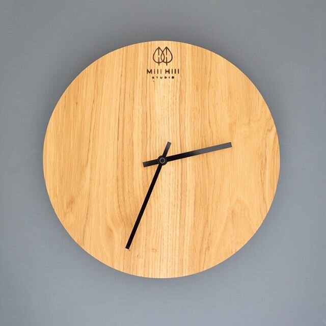 What&rsquo;s the time Mr Wolf? Hard to know which day it is huh? Maybe that is just the me. 🤷&zwj;♀️⠀
Anyway the Mill Hill Studio clocks are now ready. Made from reclaimed floor boards and with a black or grey edge. 👍⠀
Photo: @WhatKristenSaw_Photog