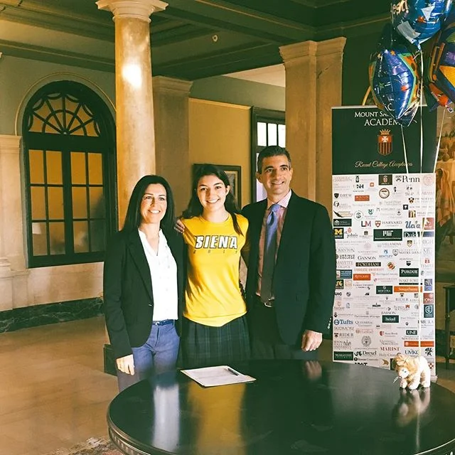 Huge congratulations to our girl @gracecuttone_ for signing with Siena College yesterday! Your dedication and hard work have paid off and this is only the beginning! #Sienaclass2021 #collegegolf #BSGjuniors #hardwork #sienawomensgolf