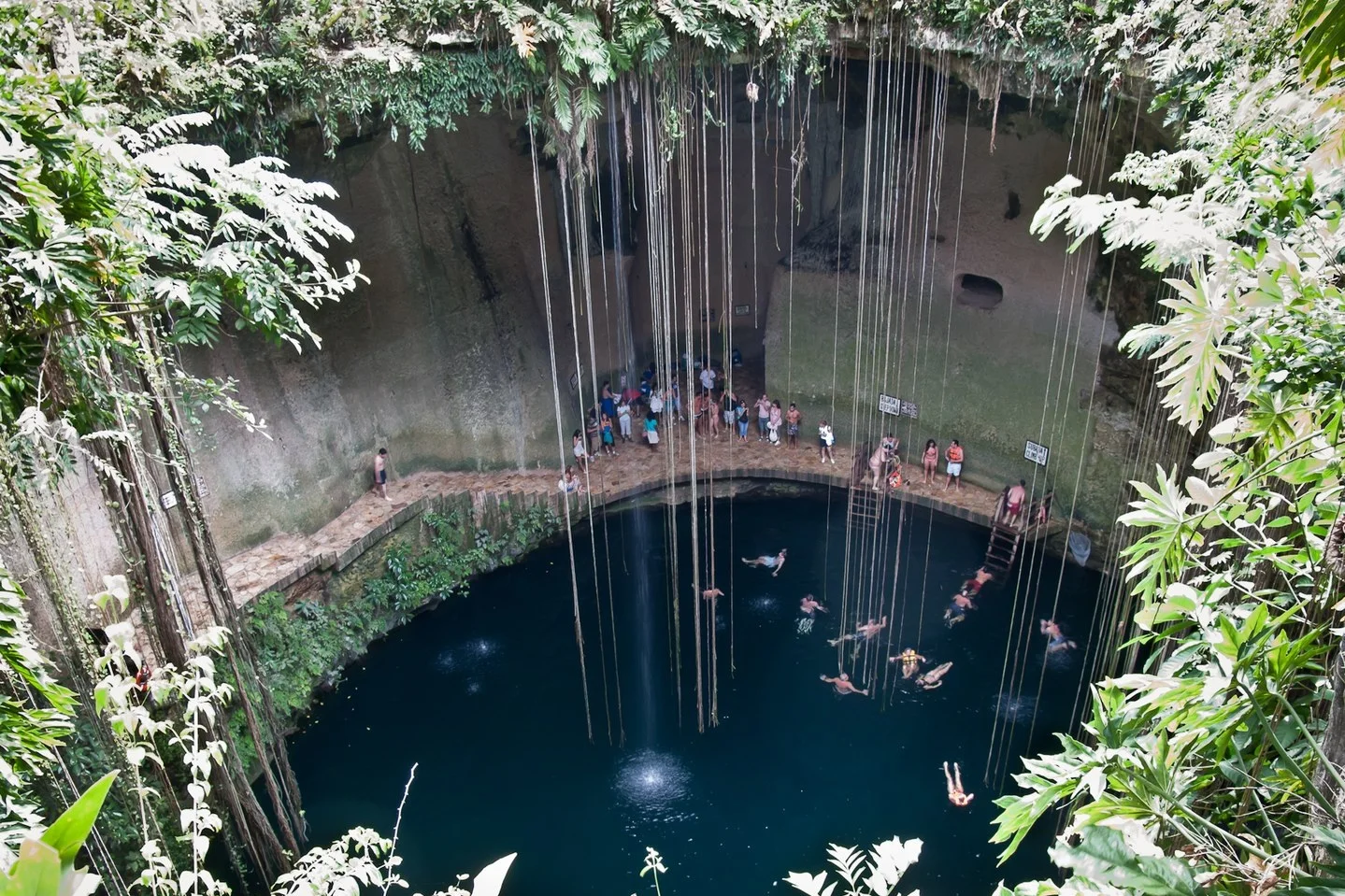 Cenote en Chiche Itza, Yucatan, Mexico