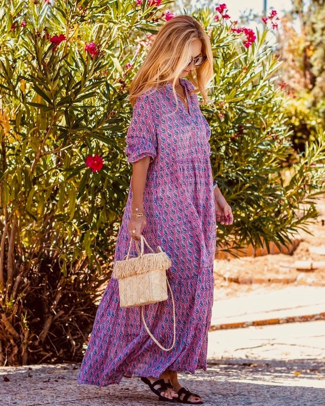 Beauty 💜 @maria_lm_blog with her mini Allegra bag #apraya #miniallegra #strawbag #handmade #summervibes #colorful #summer23 #love