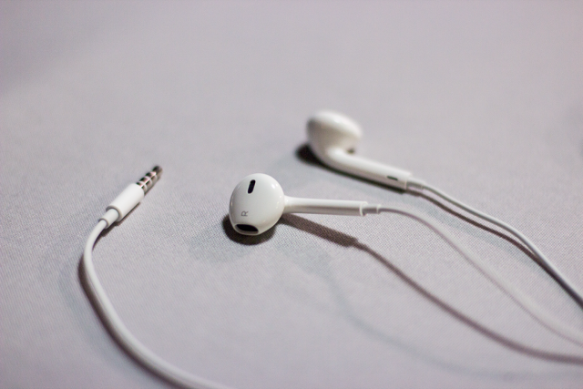 iphone-headphones.png