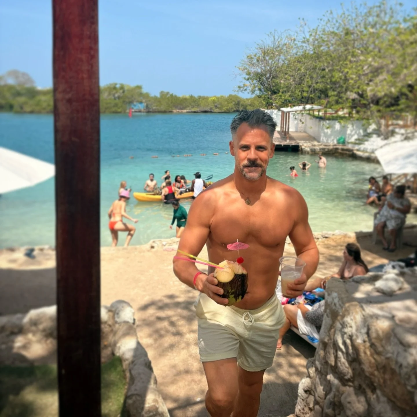 Who&rsquo;s #thirsty?

#islasdelrosario #colombia #travel #vacation 

📸 @stevengarcess