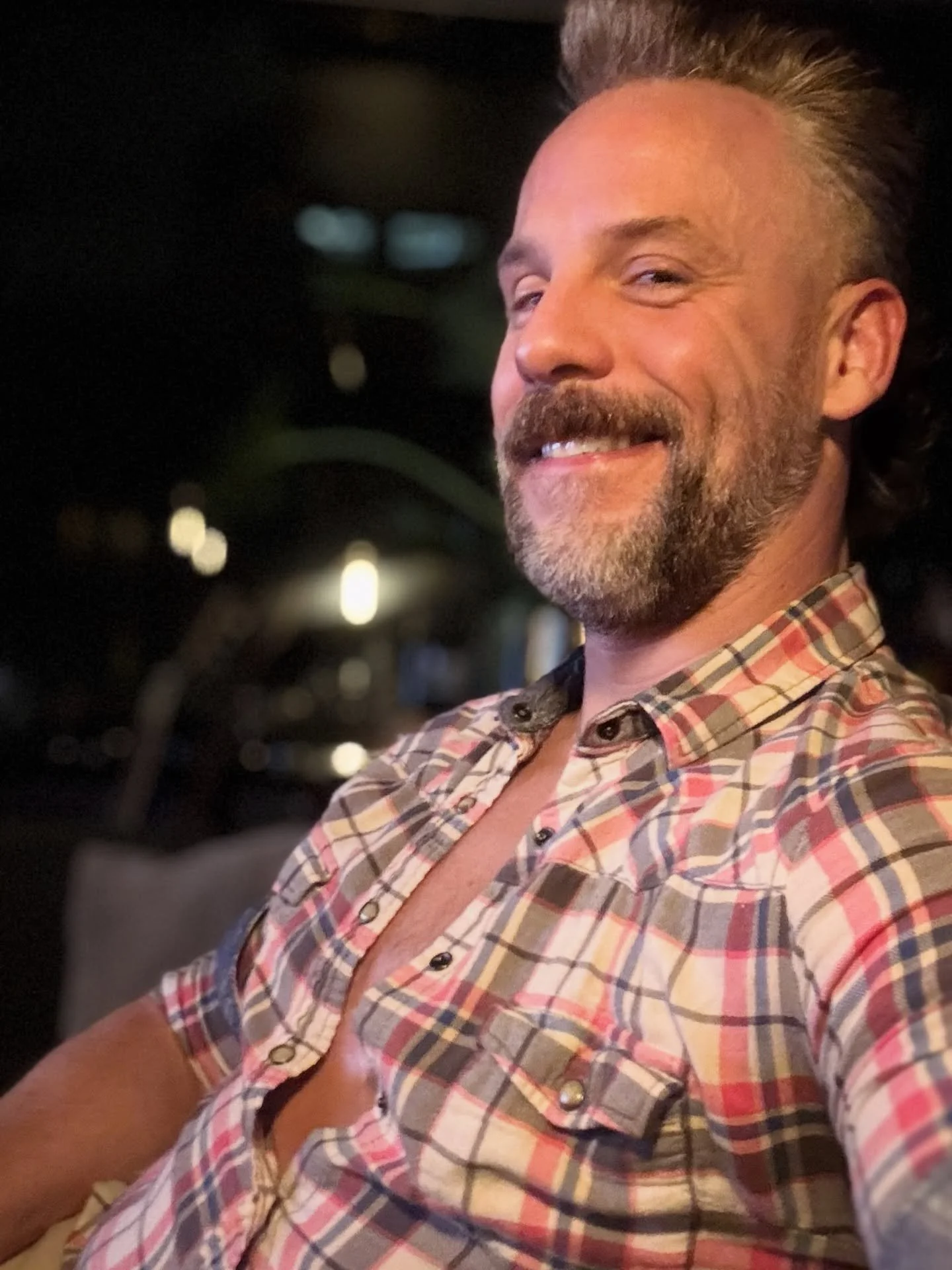 Excuse me.

https://distrokid.com/hyperfollow/craigklonowski/goodnight-out-there/

#youlooklikeyouloveme