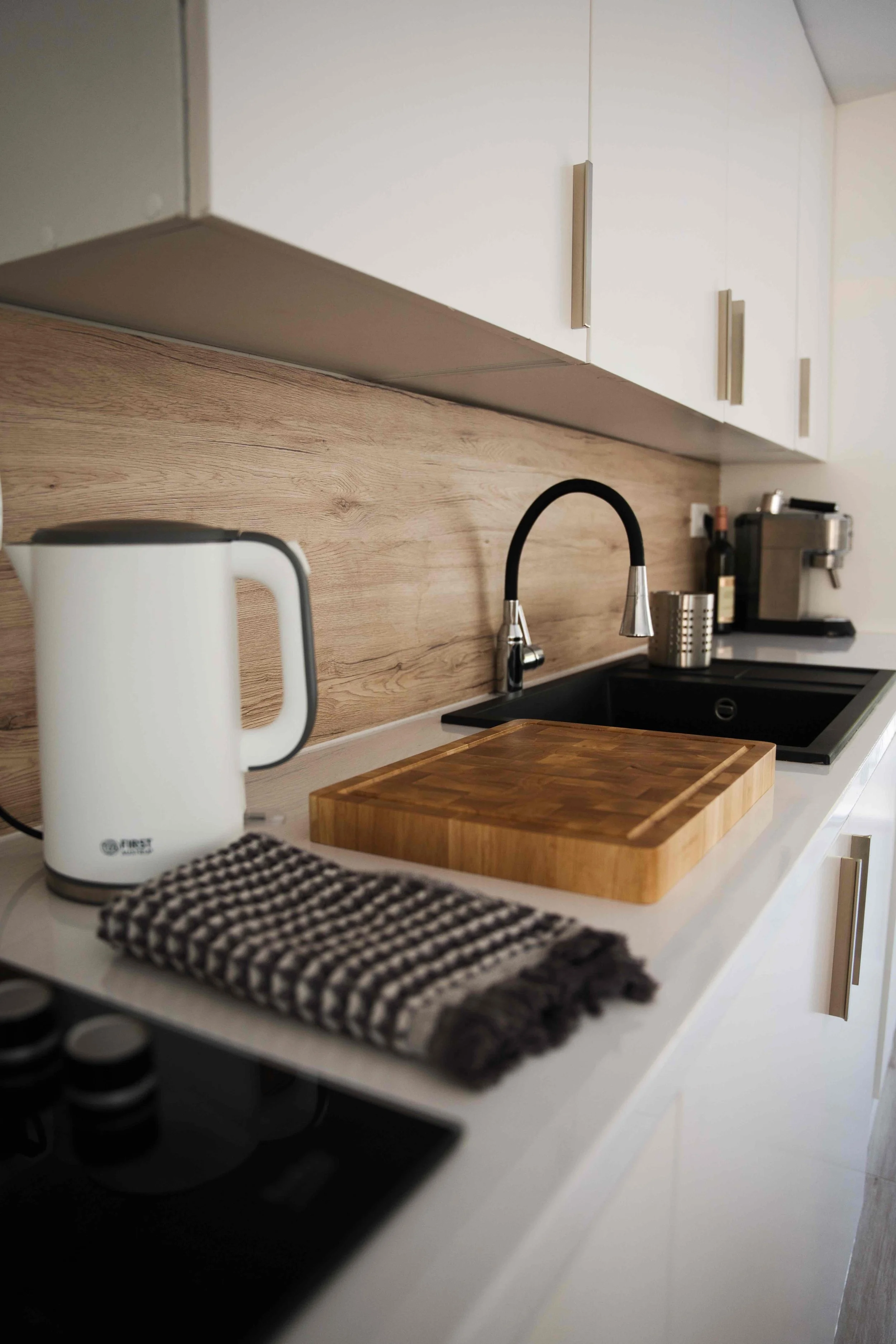 22 KITCHEN LIV2.jpeg