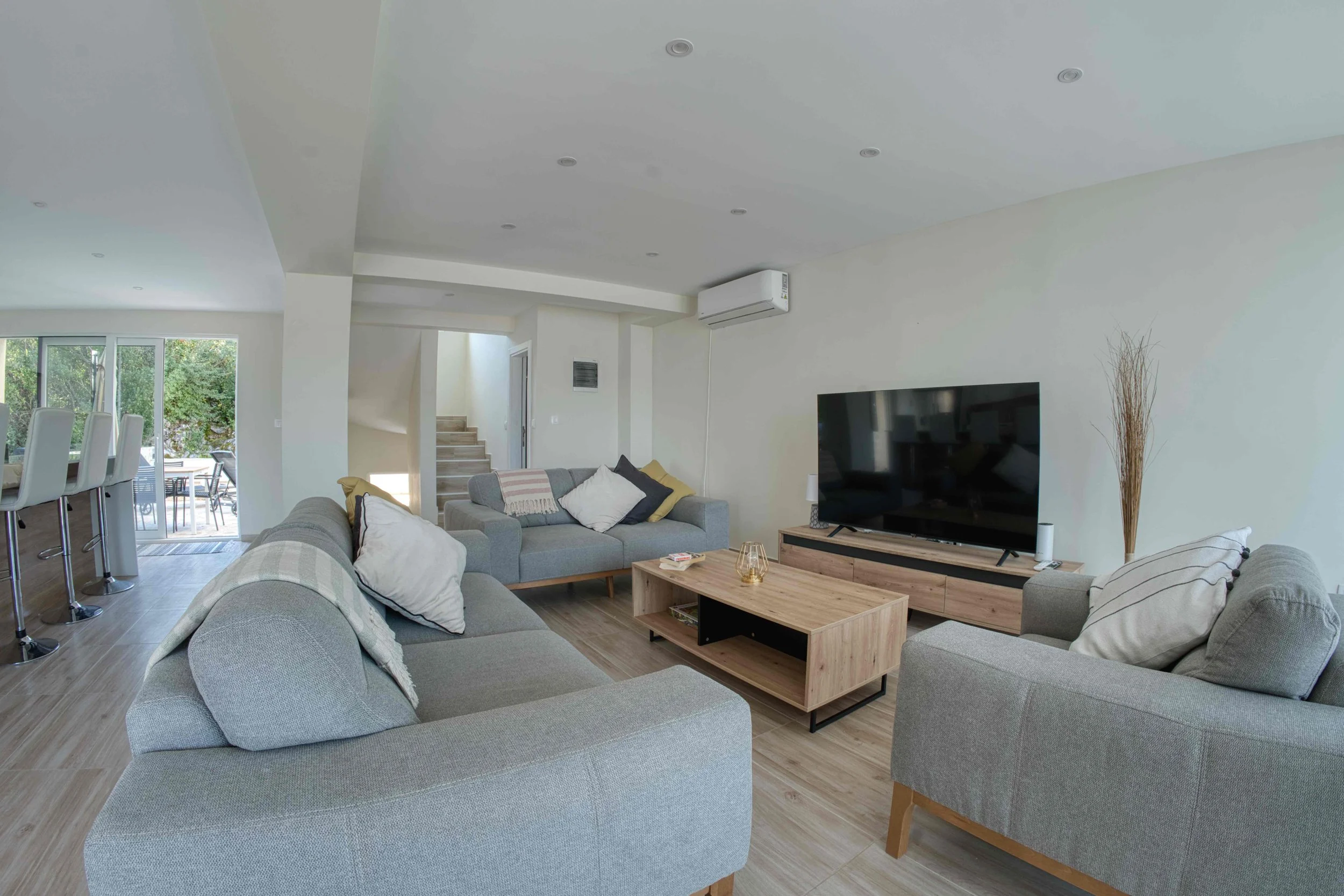 29 LIVINGROOM2.jpeg