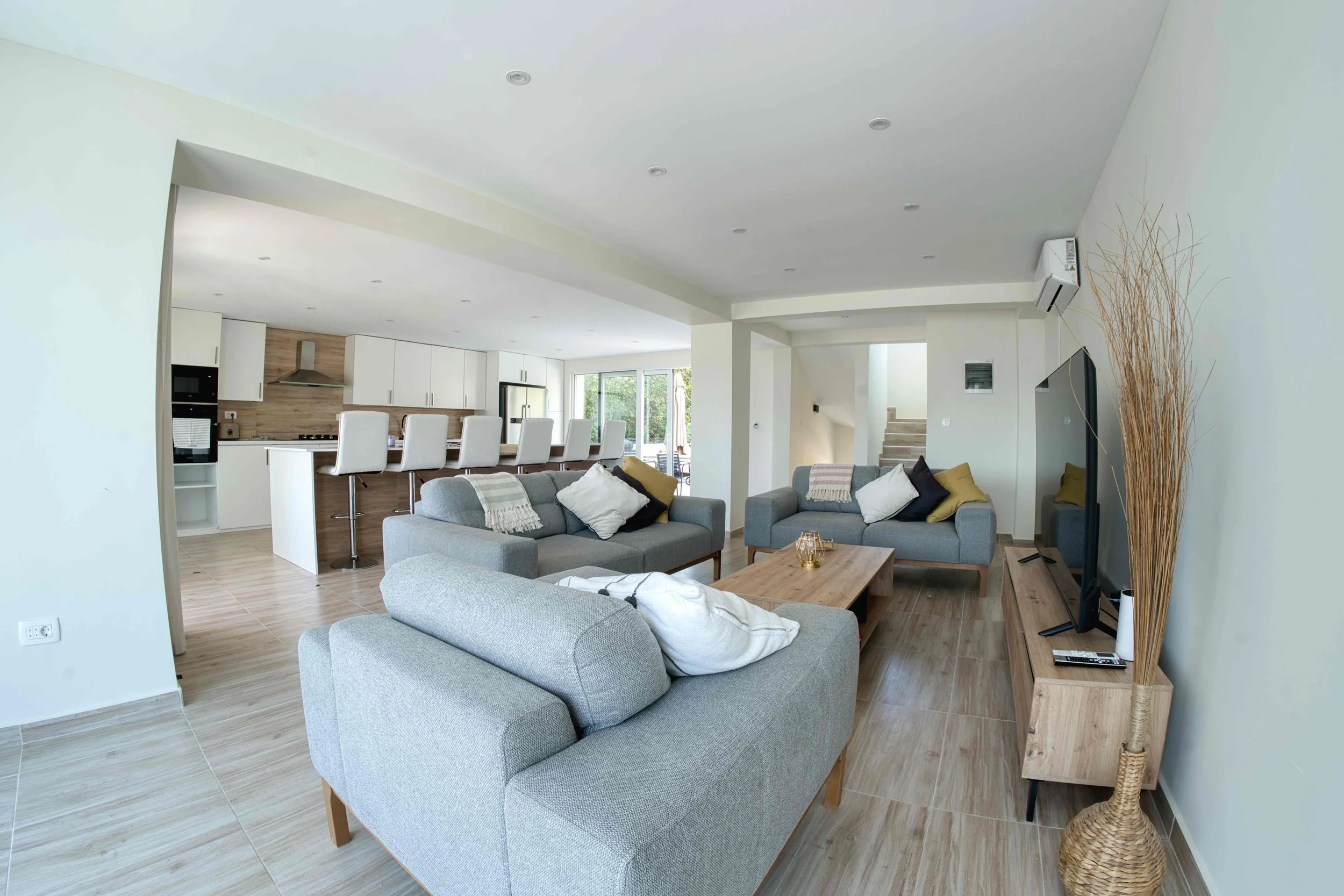 28 LIVINGROOM.jpeg