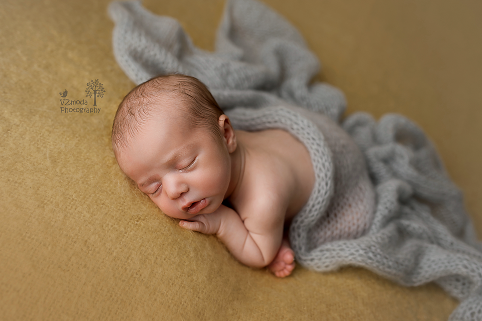 Perfect newborn pose