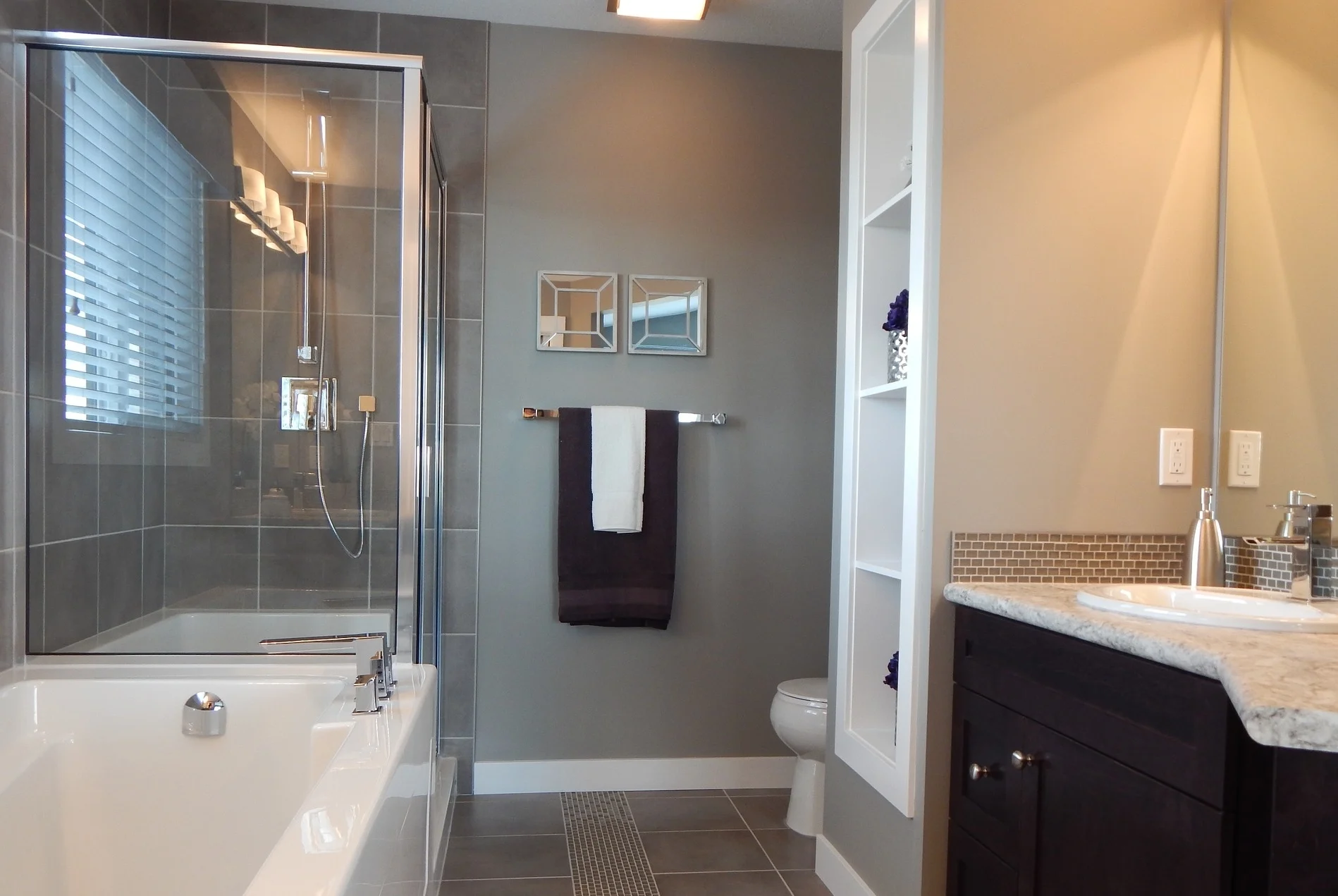 bathroom-881124_1920.jpg
