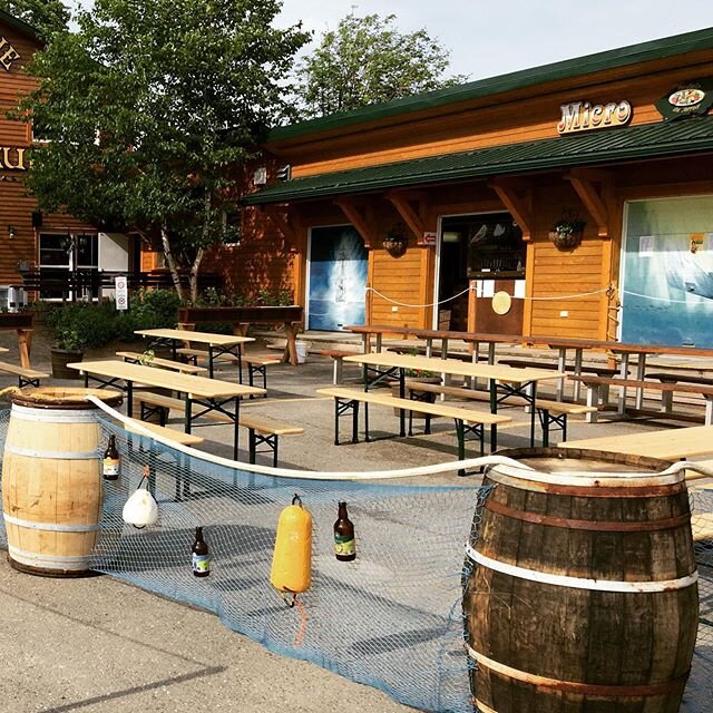 Chez nos amis @lenaufrageur &quot;La plus belle terrasse de Gasp&eacute;sie&quot; dixit le propri&eacute;taire .
.
.
#convertirtonparking
#gaspesiemonamour
#carletonsurmer2020
#beergarden
#ideeterasse