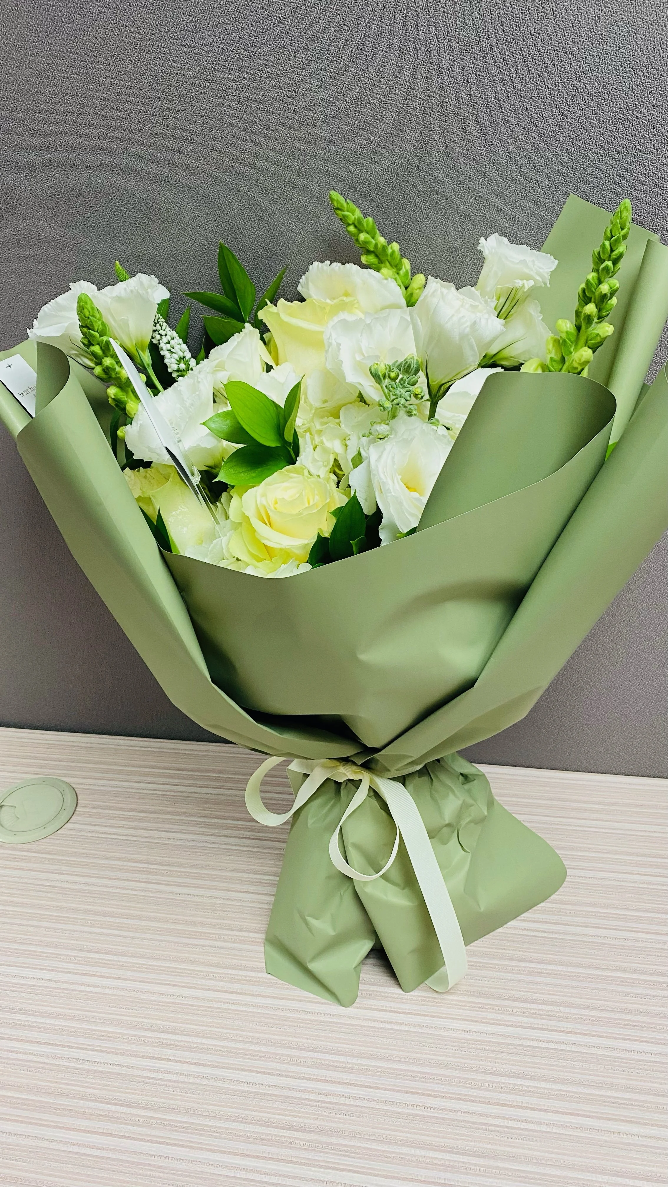 NEW) Simply white & Green hand tied bouquet ( No Vase)