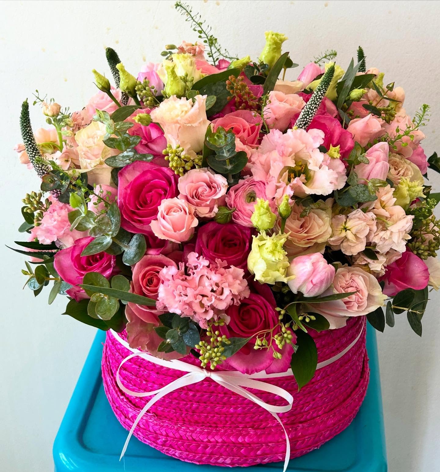 Pink basket hatbox
#sweetbloomsatelier#flowers#instaflower#florist#florals#hermoaabeach #manhattanbeach #redondobeach