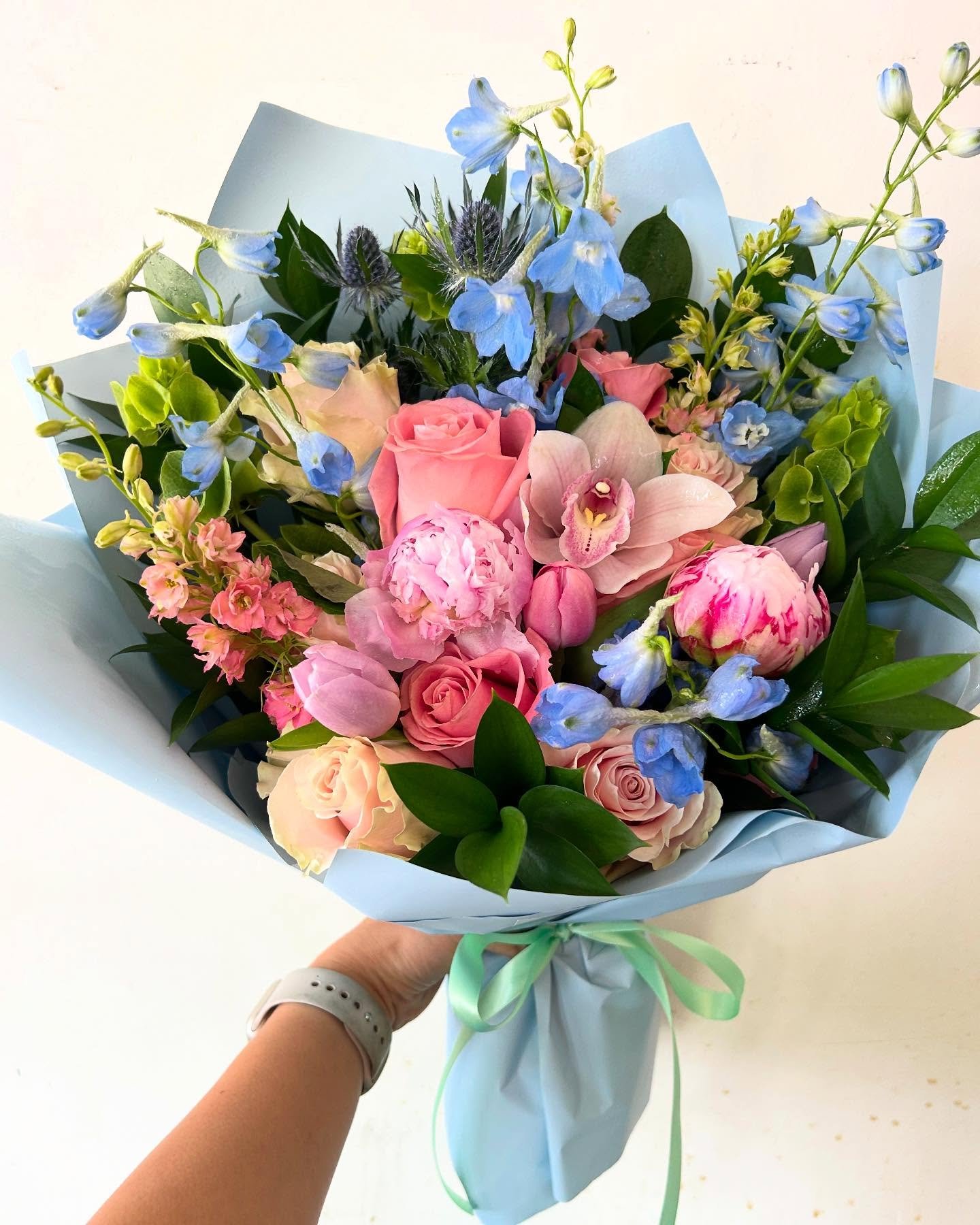 Happy Friday 💙
.
.
#flowers#florist#instaflower#event #florist #florals #sweetbloomsatelier #bouquet
