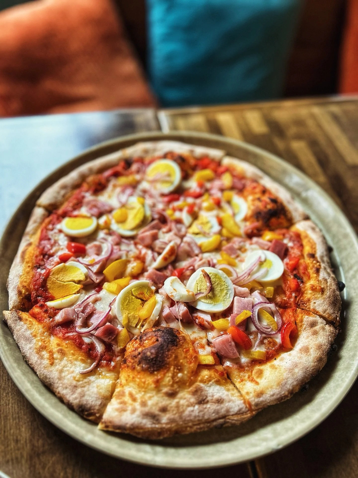 Have you tried the Brazilian pizza? It starts with our sourdough crust and is topped with red sauce, mozzarella blend, ham, bell pepper, red onion &amp; hard-boiled egg. 

#yummy #beachcrestbrewing #woodfiredpizza #putaneggonit #oregoncoasteats #oreg