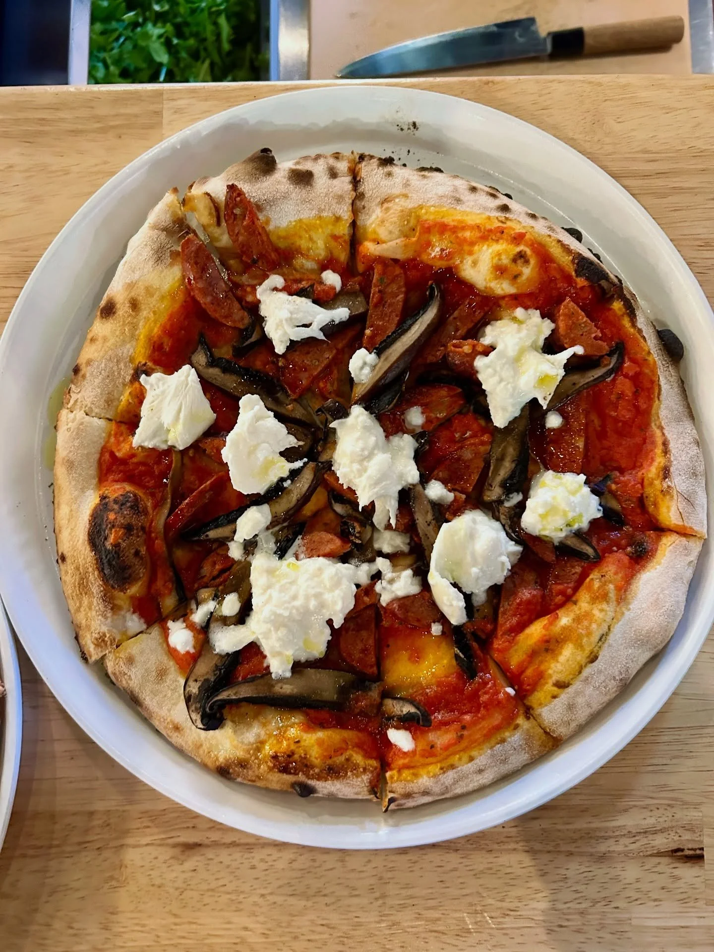 ✨Weekend pop up pizza special

The Calabrian Pizza- sourdough crust topped with red sauce, Calabrian sausage, roasted portobello, and finished with creamy burrata and extra virgin olive oil.