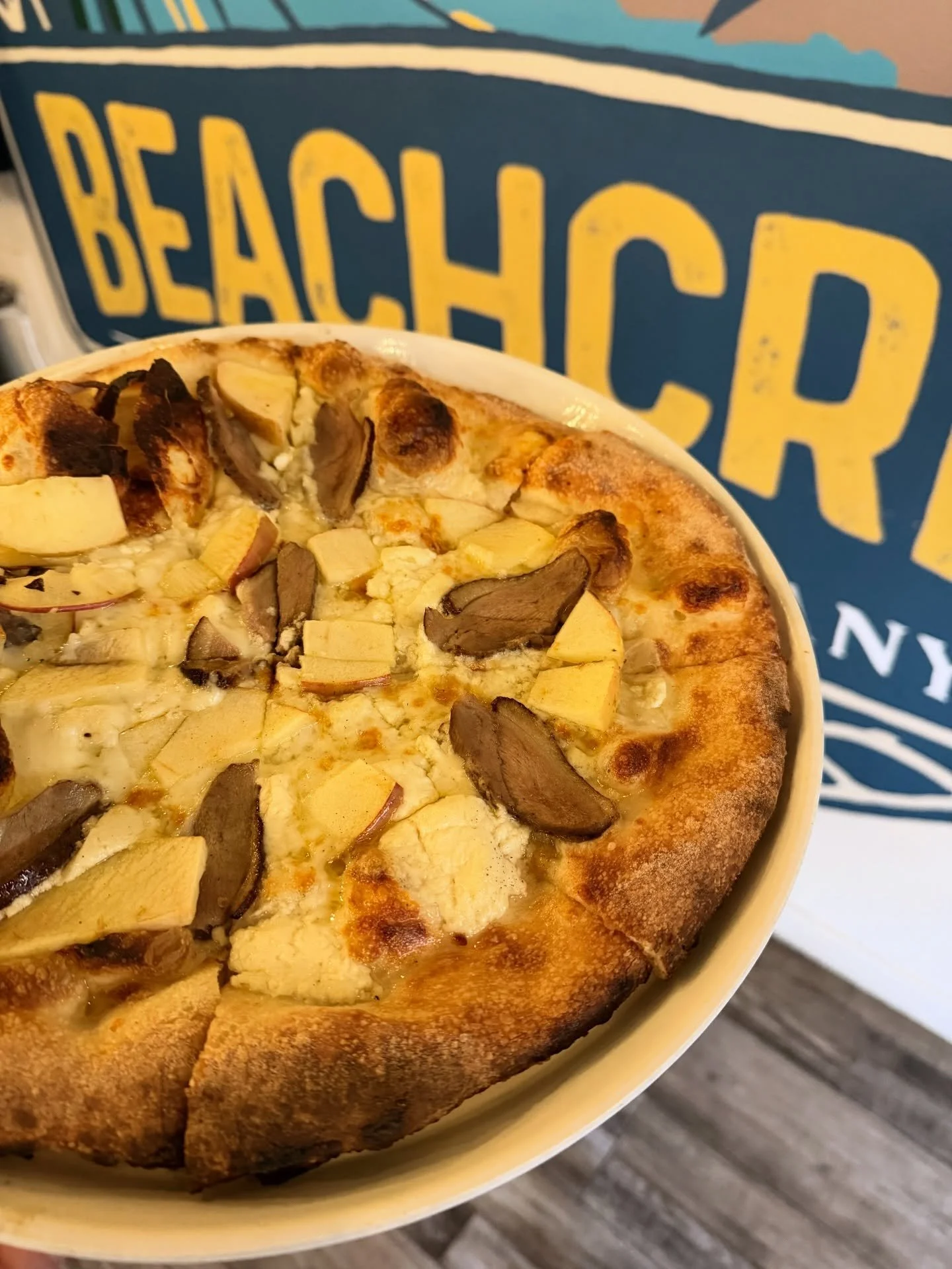 Weekend pizza Special: Apple-Quacks-sourdough crust topped with extra virgin olive oil, Fuji apples, house-made duck pastrami, mozzarella blend and sheep&rsquo;s milk cheese
🍏🦆🍕