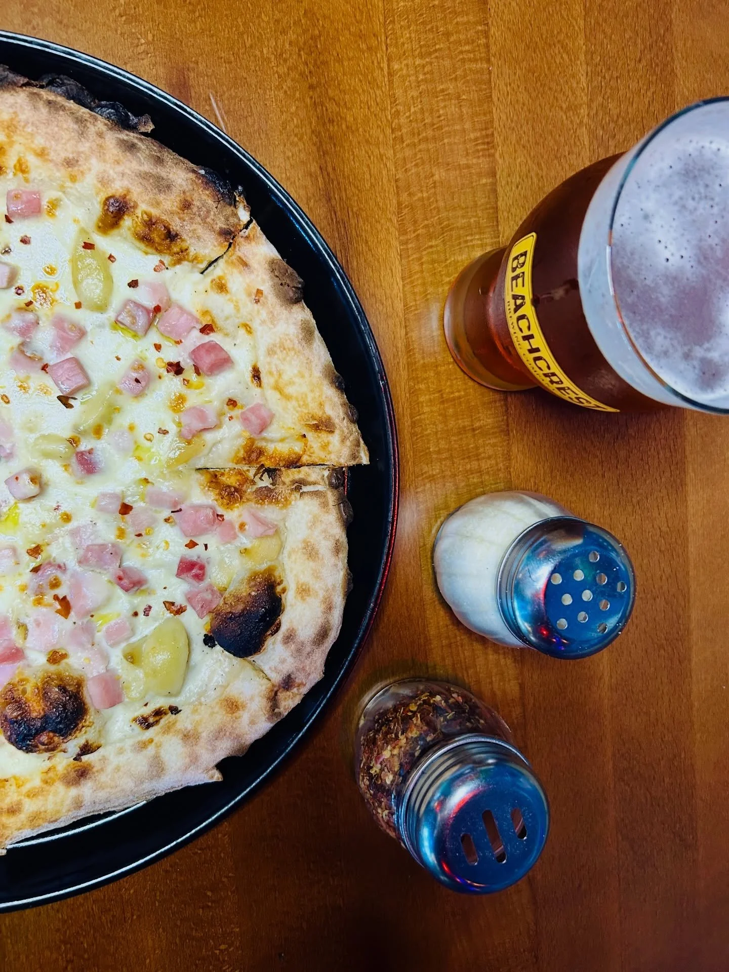 We are absolutely in love with the Diavoletto Pizza, a new addition to our summer menu. 

Diavoletto Pizza- sourdough crust topped with white sauce, roasted garlic, ham, chili flakes, mozzarella blend and finished with a Serrano oil drizzle. 

It pac