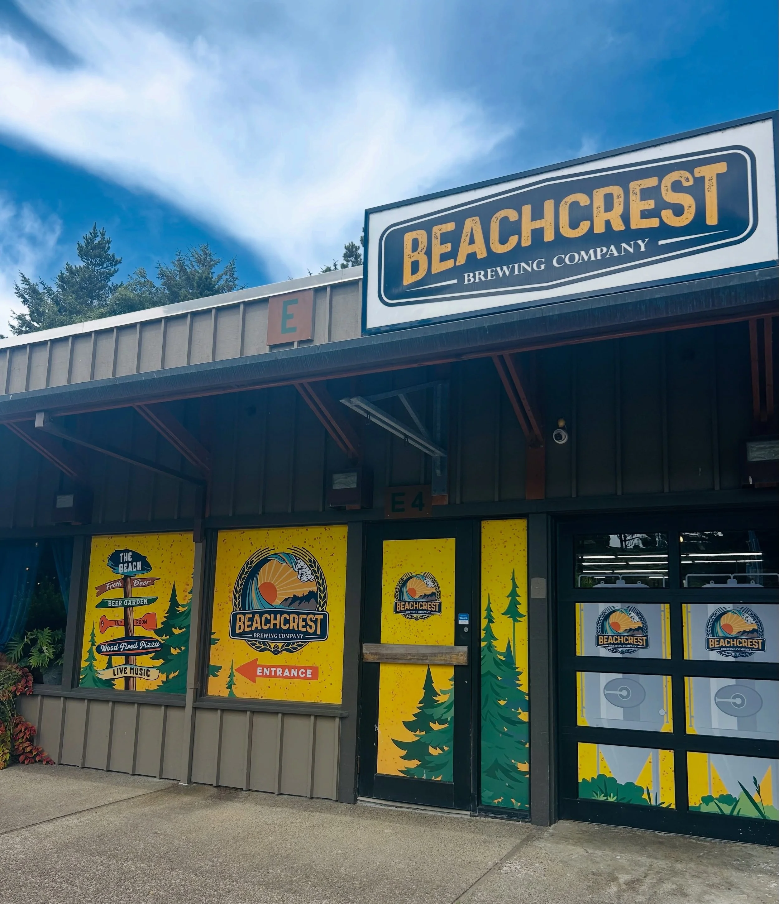 The forecast is calling for sunshine, hot pizza, cold beer and delightful breezes in our coastal beer garden.  We&rsquo;ll save you a seat. 
🍕🍺🌊☀️