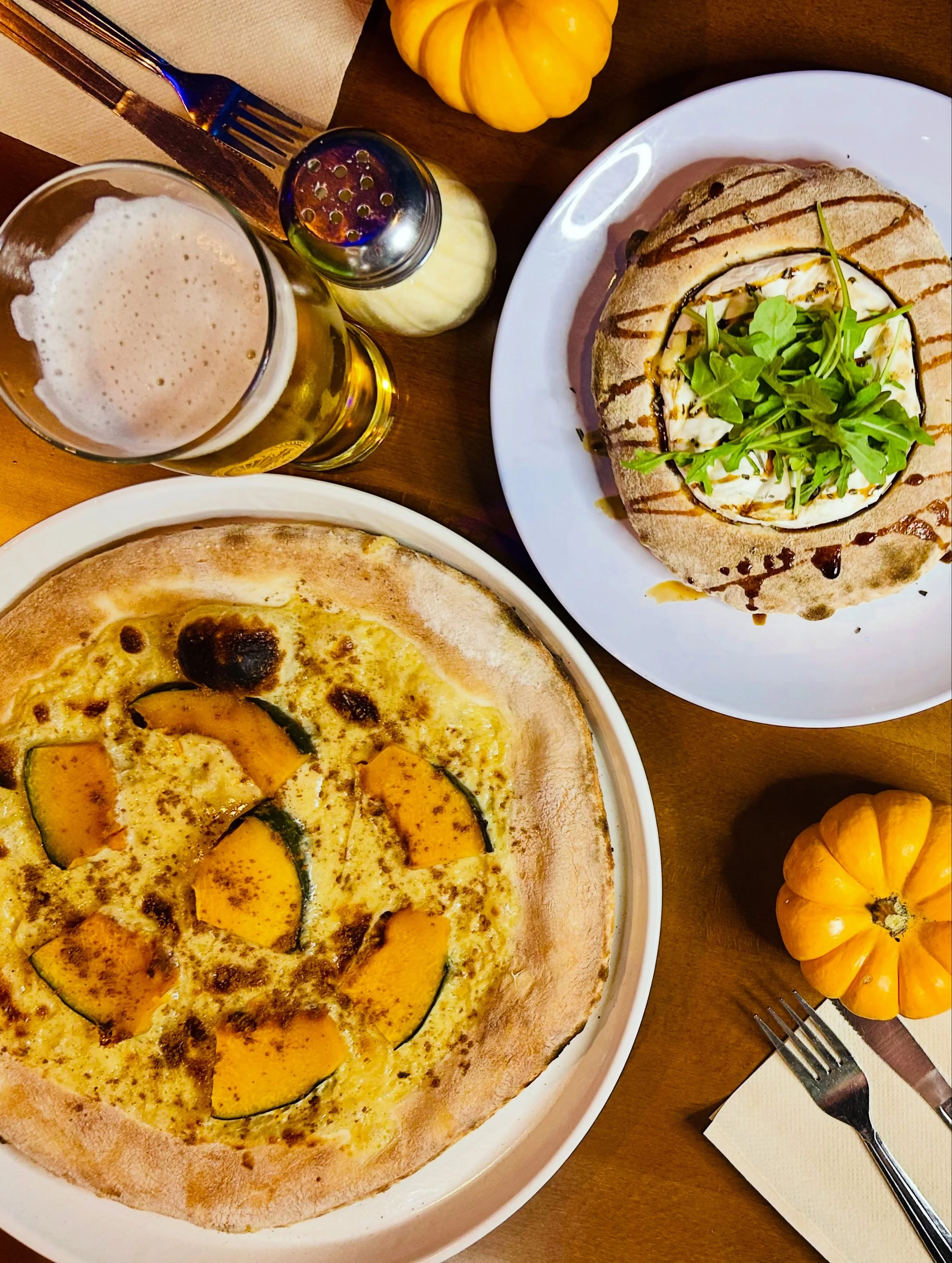 Check out the yummy new eats on our fall menu!🍂🎃

Autumn Garden Salad
baby kale, house-pickled beets, feta cheese, roasted kabocha &amp; toasted pumpkin seeds&mdash;served with creamy maple vinaigrette

Bumble Brie
Brie baked on house sourdough&mda