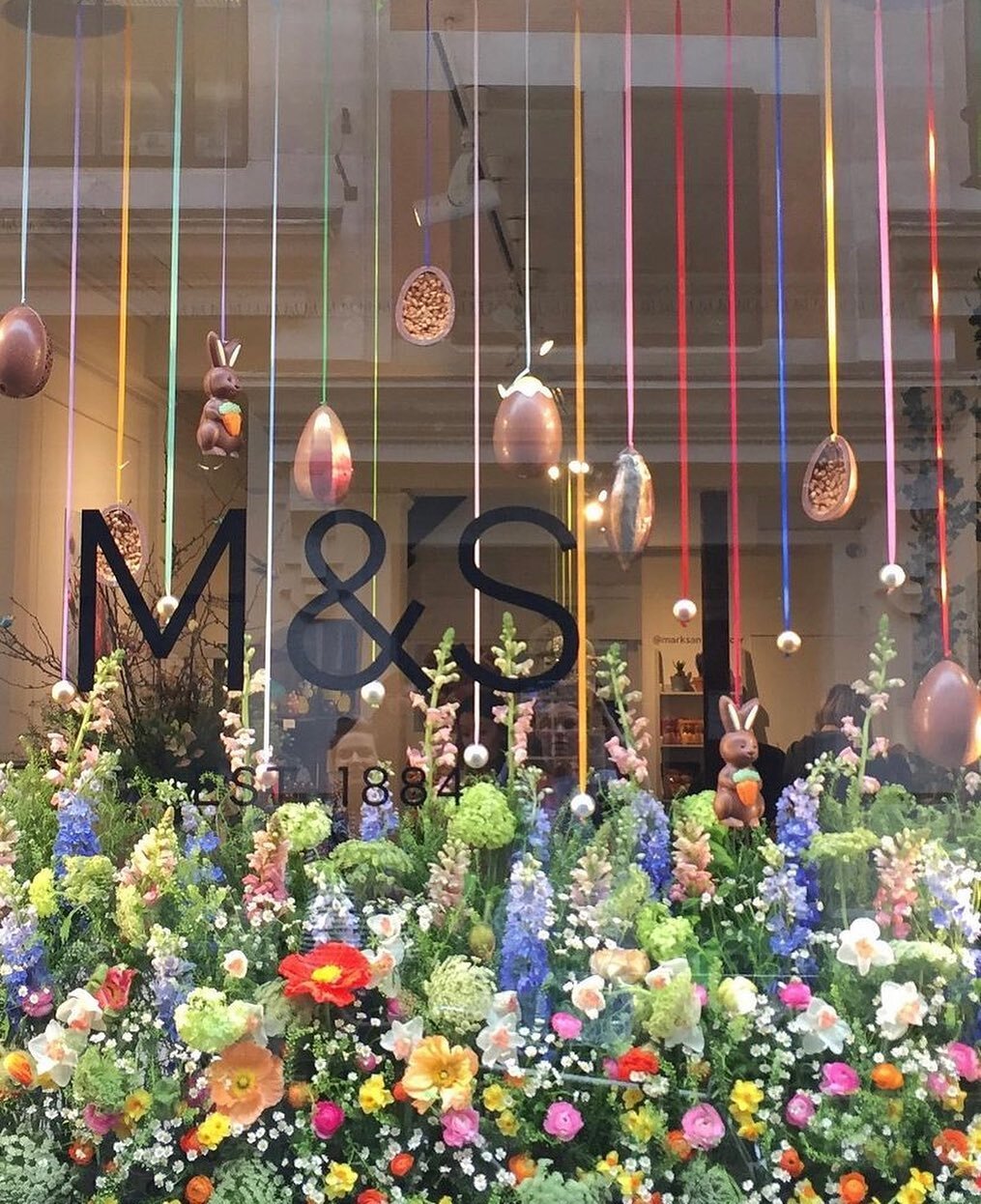 One from the archives and always a fave, Easter with @marksandspencerfood 🐣 #hackneyflorist #clareloveblooms #londonflorist #inspiredbynature #foamfree