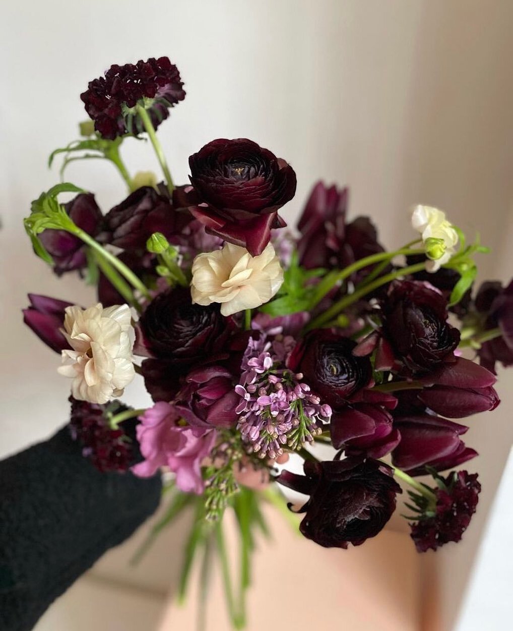 Beautiful black blooms #hackneyflorist #clareloveblooms #londonflorist #inspiredbynature #foamfree