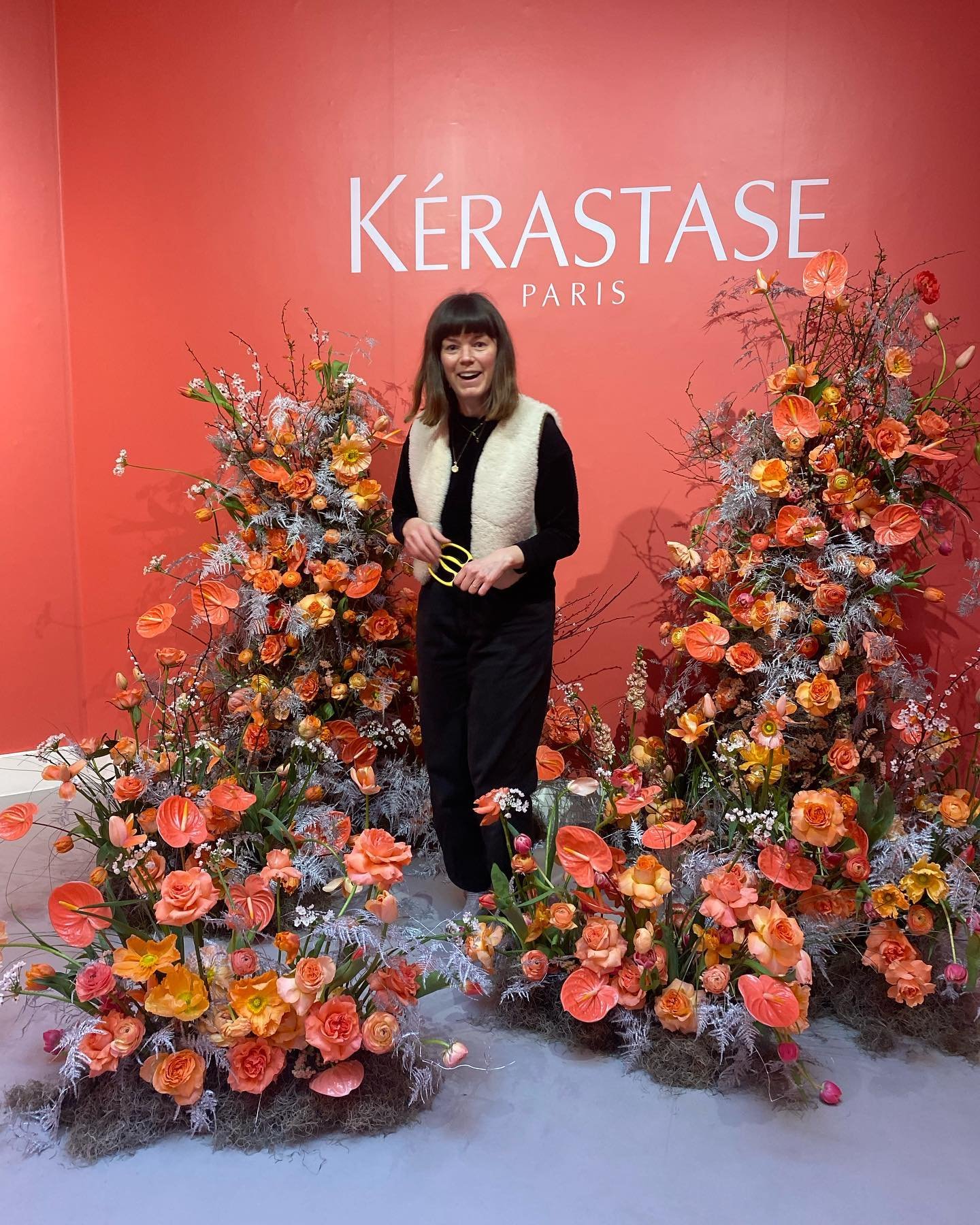 A few weeks back for @heaps_stacks. All the corals for this gorgeous install. Incredible flowering skills from @bohotany and beautiful flowers from @greenandbloom_flowers as always! #hackneyflorist #clareloveblooms #londonflorist #inspiredbynature #f