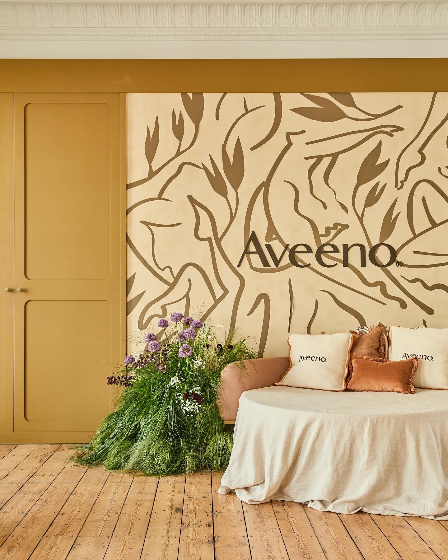 This one was an absolute joy to create, the lushest grassy installation for the dreamy @heaps_stacks for Aveeno. Thank you to my talented team @fabmottola @dalyfloras for all your flowery help with this one. #loveblooms #clareloveblooms #nofloralfoam