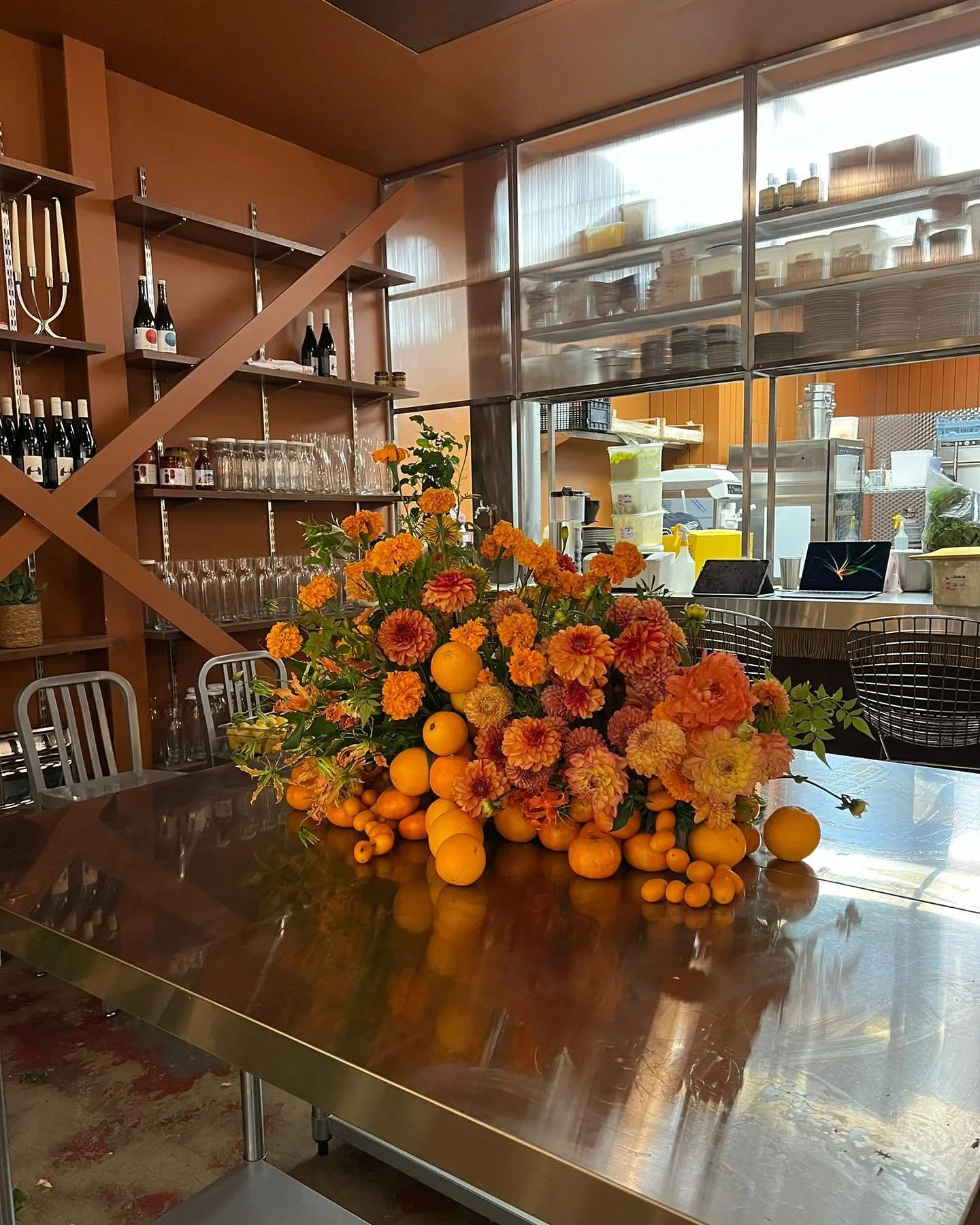 All the oranges last week for the lovely @ketchumpr for @herbalessencesuk at @tomspasta new restaurant. Thank you @fabmottola @pheeking for the most beautiful flowering and @greenandbloom_flowers for the gorge blooms #loveblooms #clareloveblooms #nof