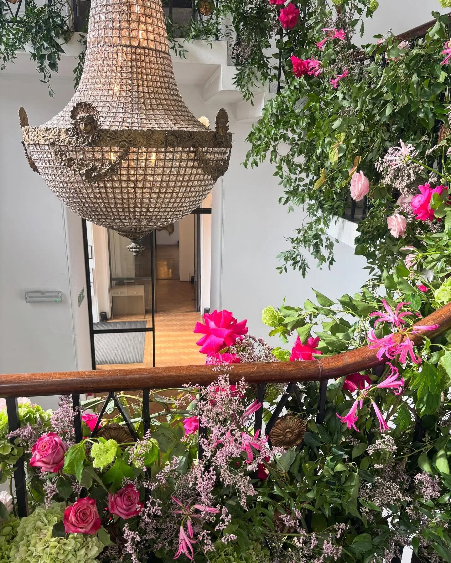 The most flowery stairs at @onemarylebone to celebrate 20 years of the Wicked musical. Thank you lovely @bloomandco.ldn for having us 💓💚 #clarelovebloome