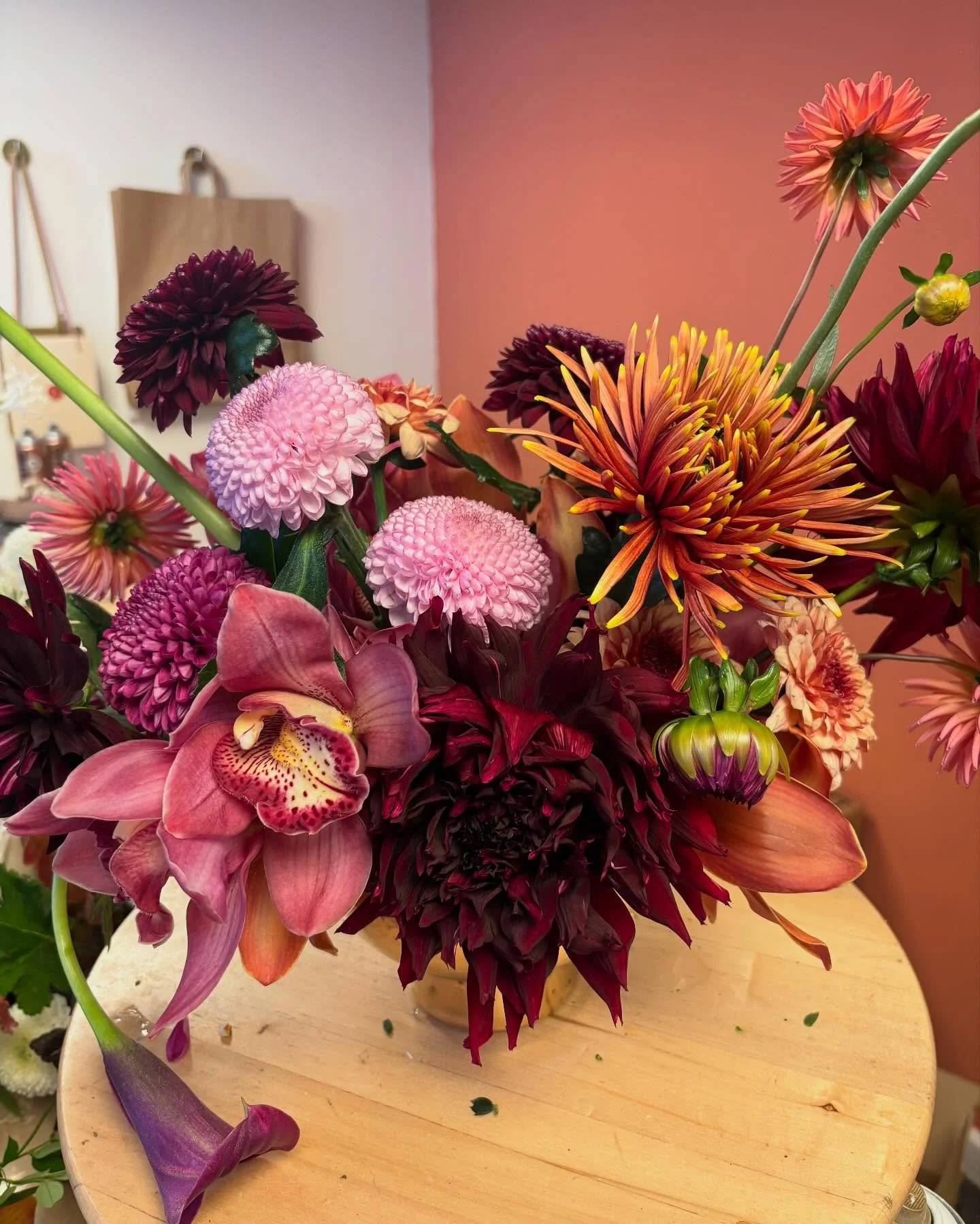 Close up of the layers of Dahlias and Chrysanthemums for this gorgeous @johnlewis x @rixo event last week. 
#clareloveblooms