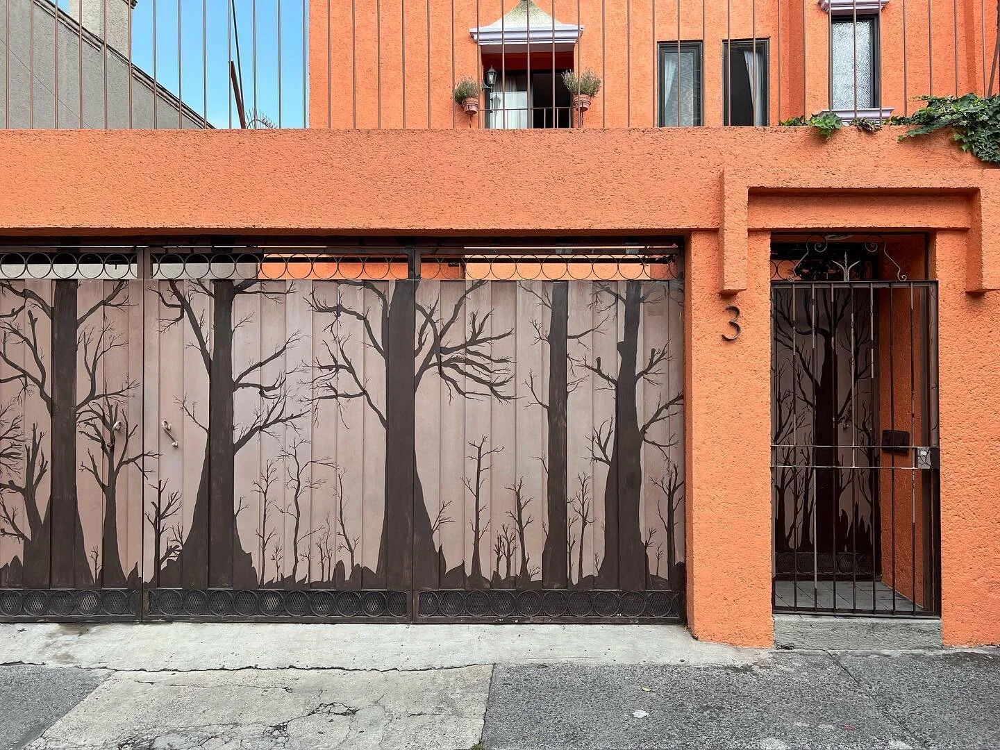 Joy, yall. 
Sure this isn't a comedy post but I'm not one sided. I'm TWO SIDED. Or more aptly, Jew Sided. 
Jubilant. Jewish. Jugo. 
Ok, scroll thru for a pic of some new pals I've influenced to give the finger in photos. #cdmx #joy #mexicocity #je