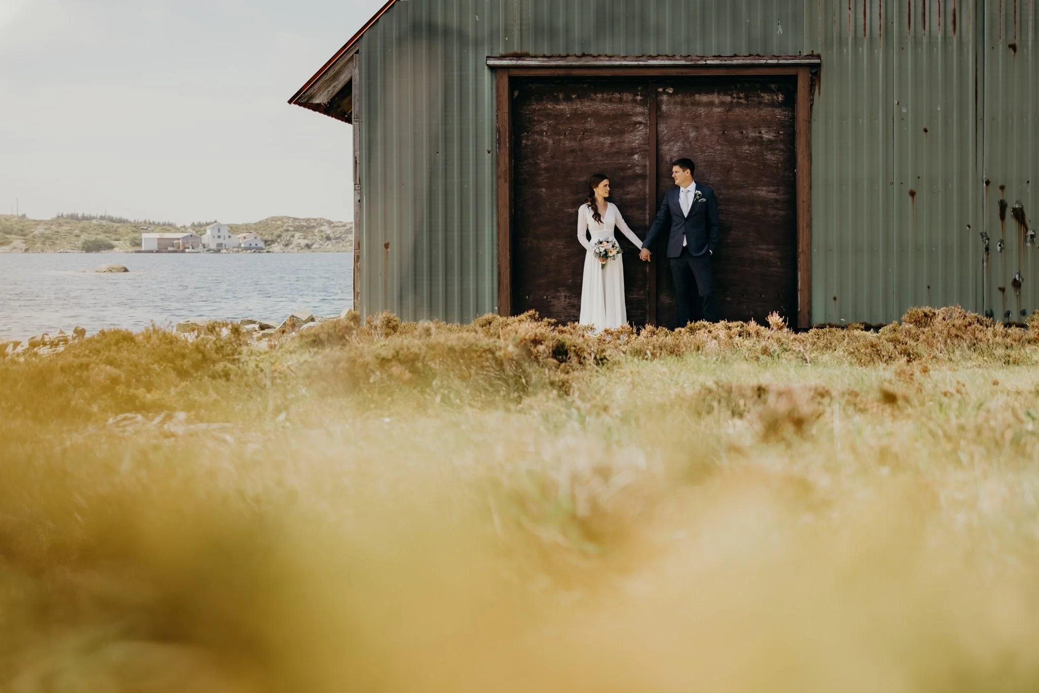 Eventyrbryllup blant bølger, epletrær og solnedgang i Ryfylke