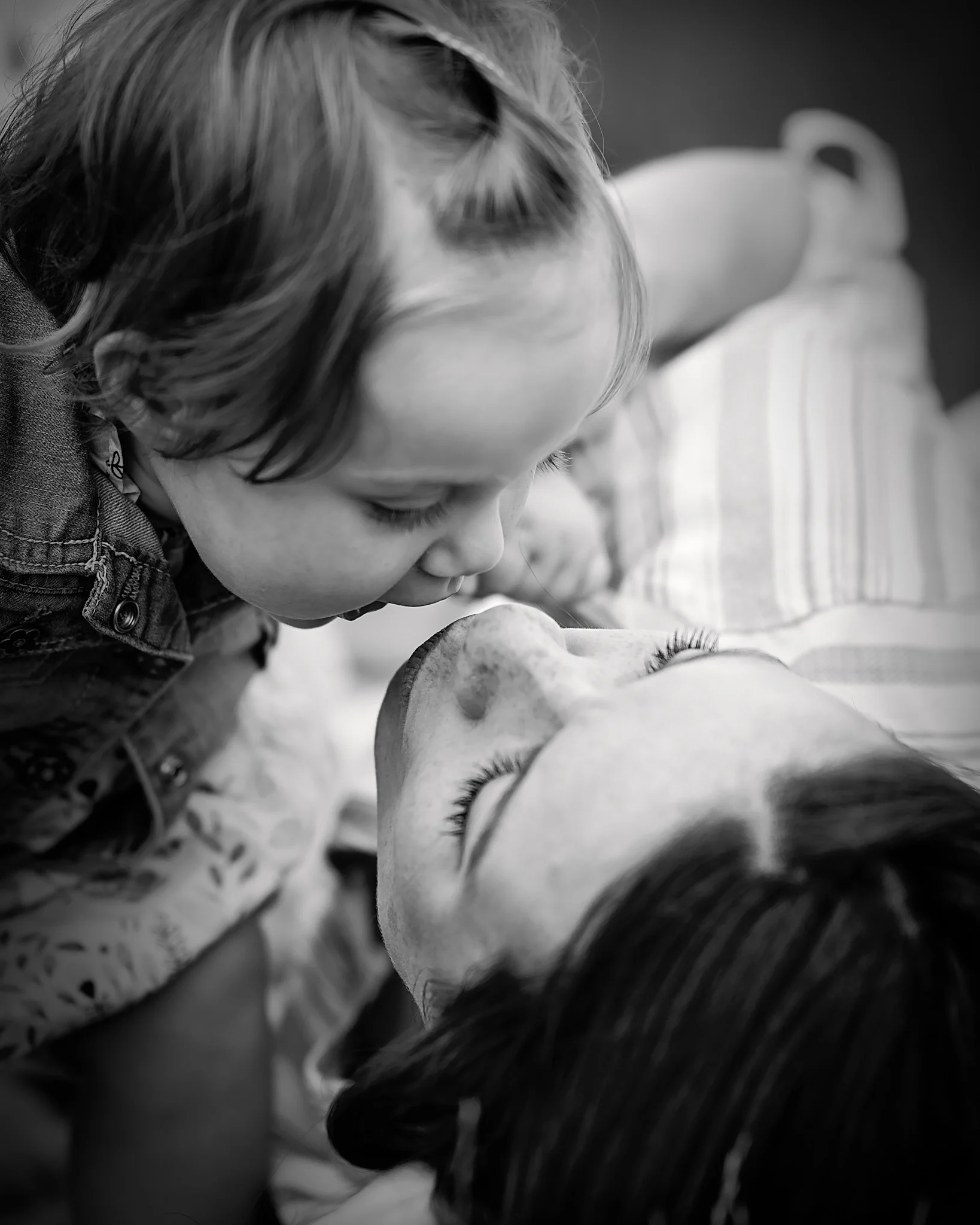 Mummy and daughter kisses | Warwickshire Family Photographer